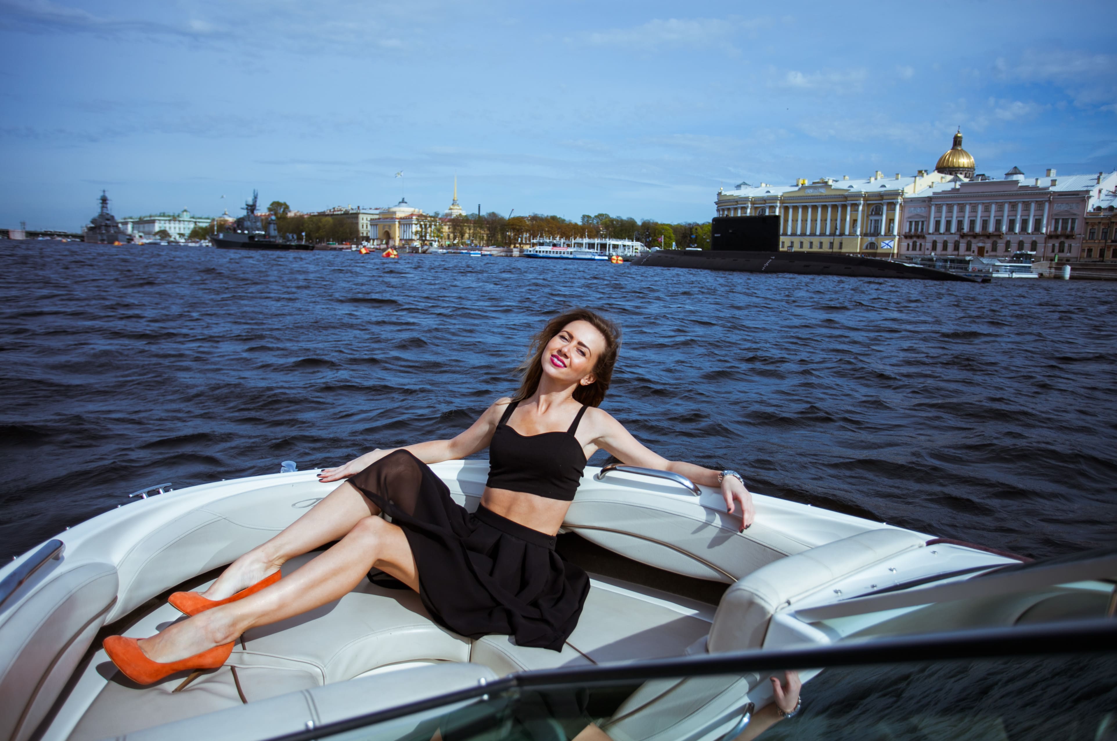 Санкт петербург девушка есть. Фотосессия на катере. Прогулка на катере. Девушка на катере.